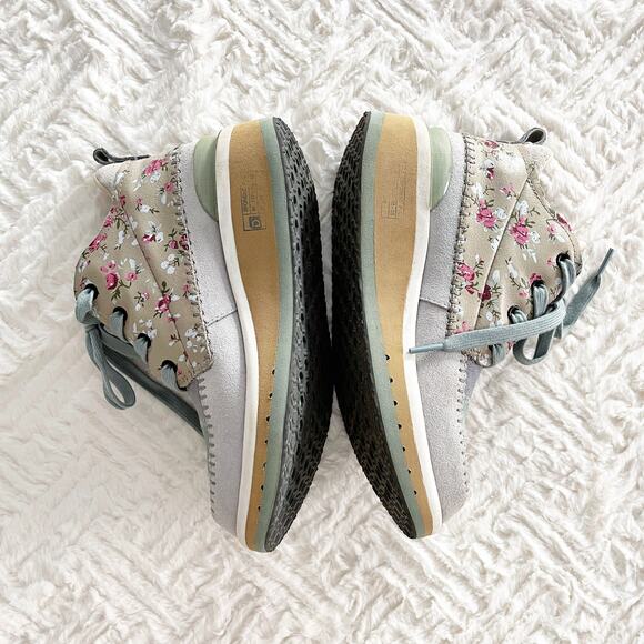 Deckers x Lab Floral KO-Z Chukka Wedge Boots - Picture 5 of 10